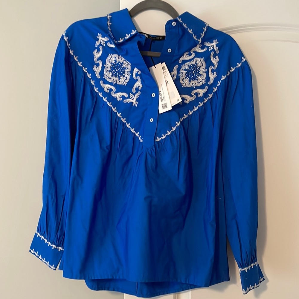 Zara long sleeve royal blue button up top w/ white detailing. NWT. Size S